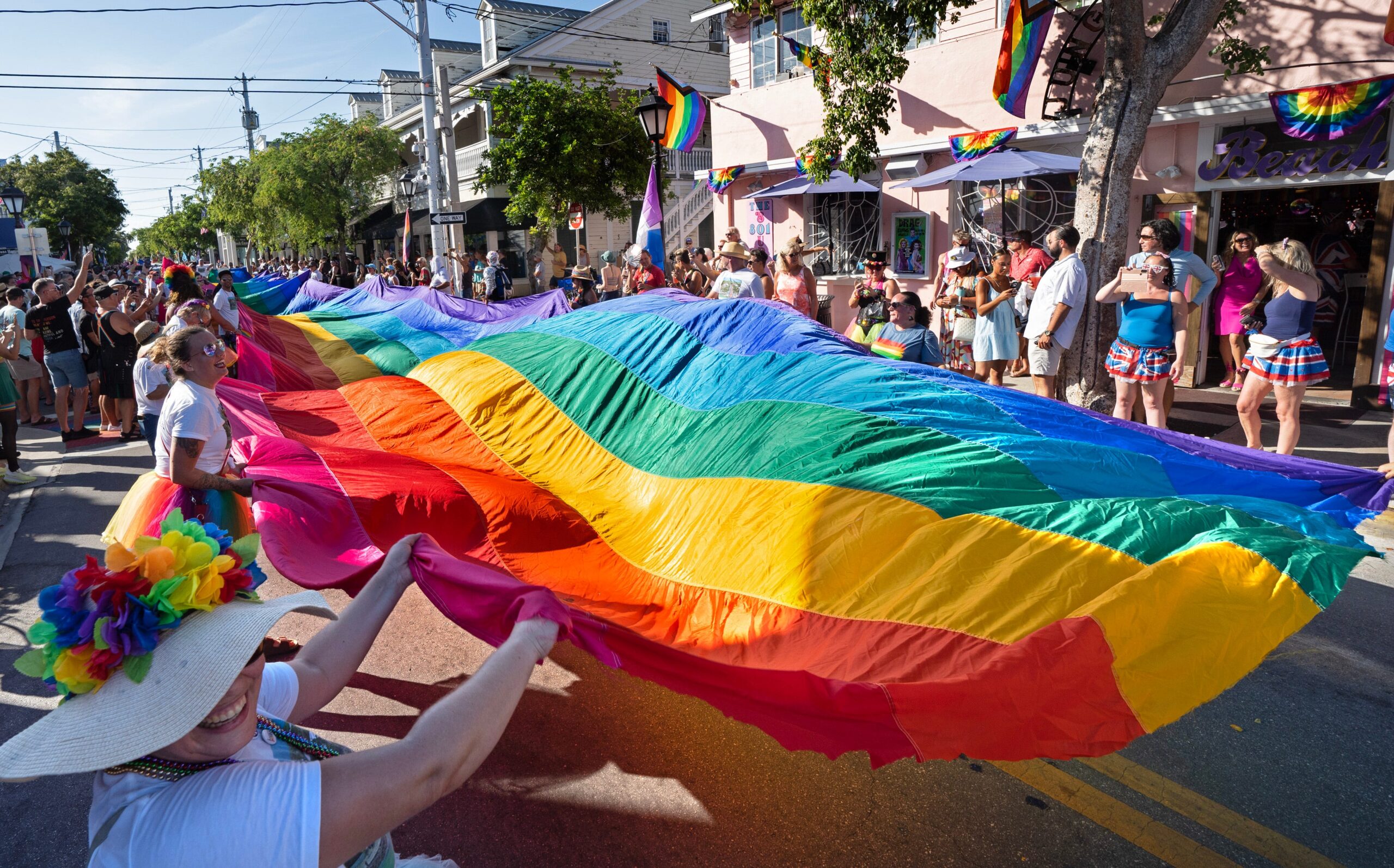 LGBTQ+ tarihi, Pride Ayı, Trump, DEI, Stonewall ayaklanmaları, Marsha P. Johnson, HIV/AIDS krizi, LGBTQ+ büyükler, LGBTQ+ gençlik, çeşitlilik, eşitlik, kapsayıcılık, trans bireyler, askeriye, politik tartışma, nesiller arası diyalog
