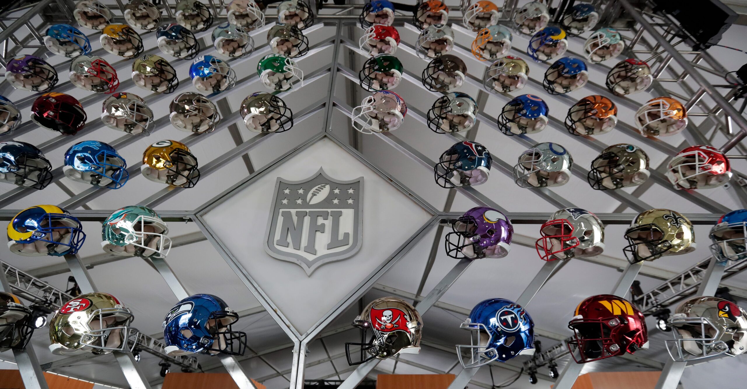 NFL, güç sıralaması, 2025 sezonu, fikstür zorluğu, futbol, tahminler, analiz, Kansas City Chiefs, Philadelphia Eagles, sürpriz takımlar, Minnesota Vikings, Washington Commanders, Jim Harbaugh, Los Angeles Chargers, San Francisco 49ers, Ben Johnson, Chicago Bears, Detroit Lions, Brian Daboll, New York Giants, NFL, lig, takımlar, maçlar, şampiyonluk, play-off, fikstür, zorluk, analiz, haberler.
