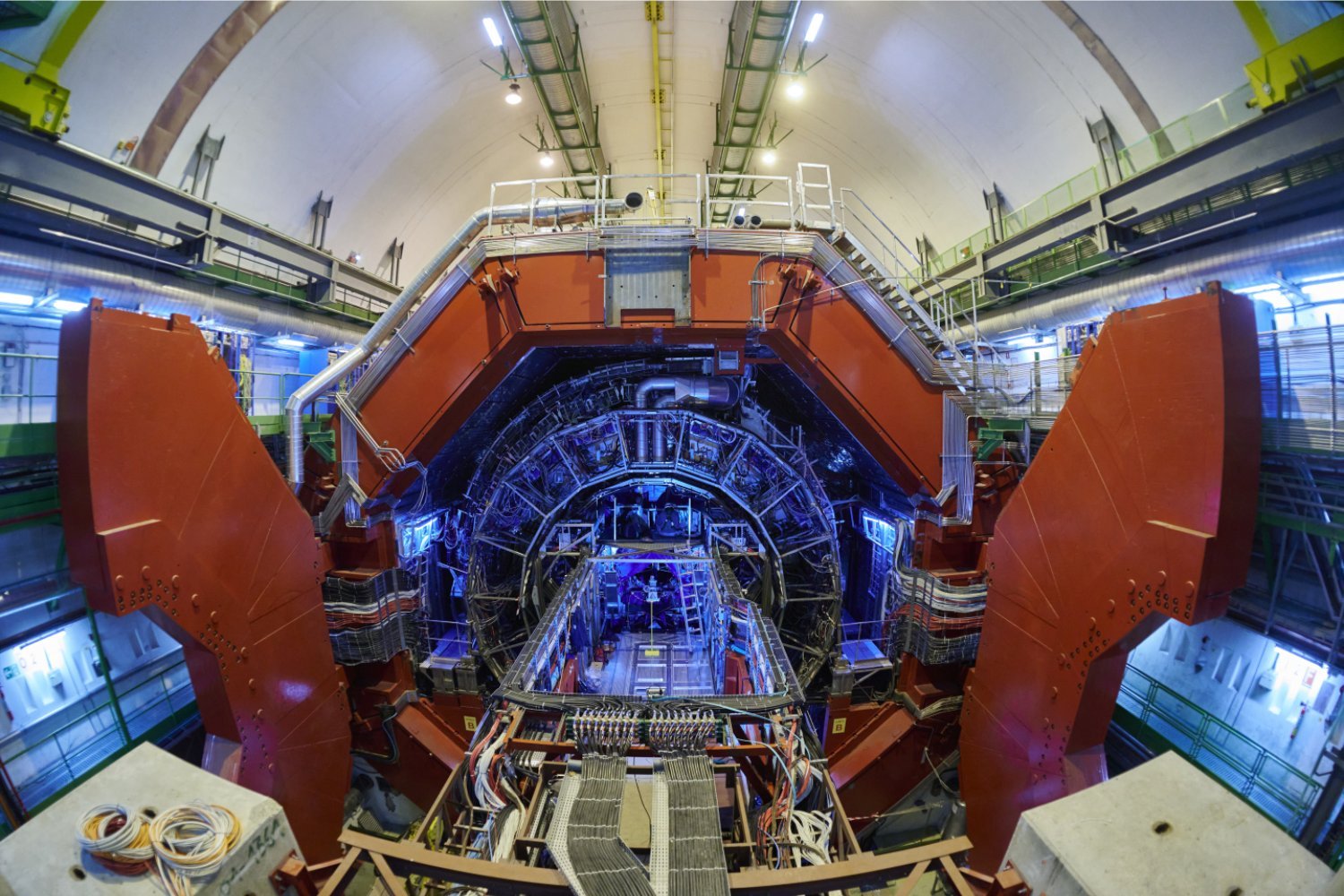 Altın üretimi, kurşun altına dönüştürme, CERN, Büyük Hadron Çarpıştırıcısı (LHC), ALICE deneyi, Uliana Dmitrieva, elektromanyetik ayrışma, proton, foton, ağır metaller, talyum, cıva, Higgs bozonu, parçacık hızlandırıcısı, nükleer fizik, deneysel fizik

