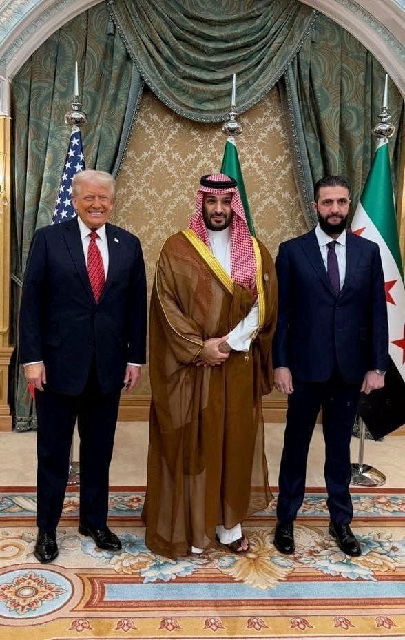 Syria, Ahmed al-Sharaa, Abu Mohammad al-Golani, Donald Trump, Al Qaeda, Nusra Front, Bashar al-Assad, Suriye, El Kaide, El Nusra Cephesi, Beşar Esad, terörizm, terörist, DEAŞ, IŞİD, iç savaş, normalleşme, seçimler, dış politika, Amerika Birleşik Devletleri, Suudi Arabistan, Türkiye, Katar, İsrail
