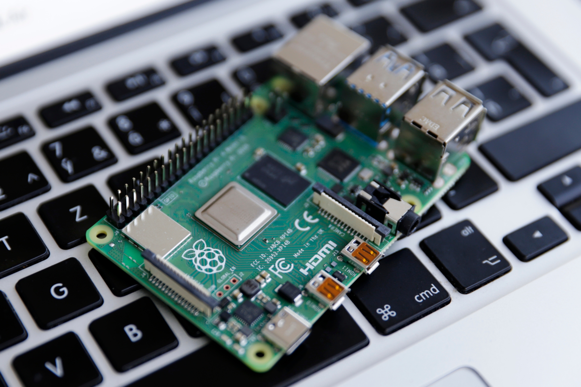 Raspberry Pi, Raspberry Pi 5, DIY projeler, mini PC, ev otomasyonu, medya akışı, retro oyun, NAS, yazıcı sunucusu, Wi-Fi genişletici, programlama, Minecraft, PC alternatif, hobi projeleri, Raspberry Pi kiti
