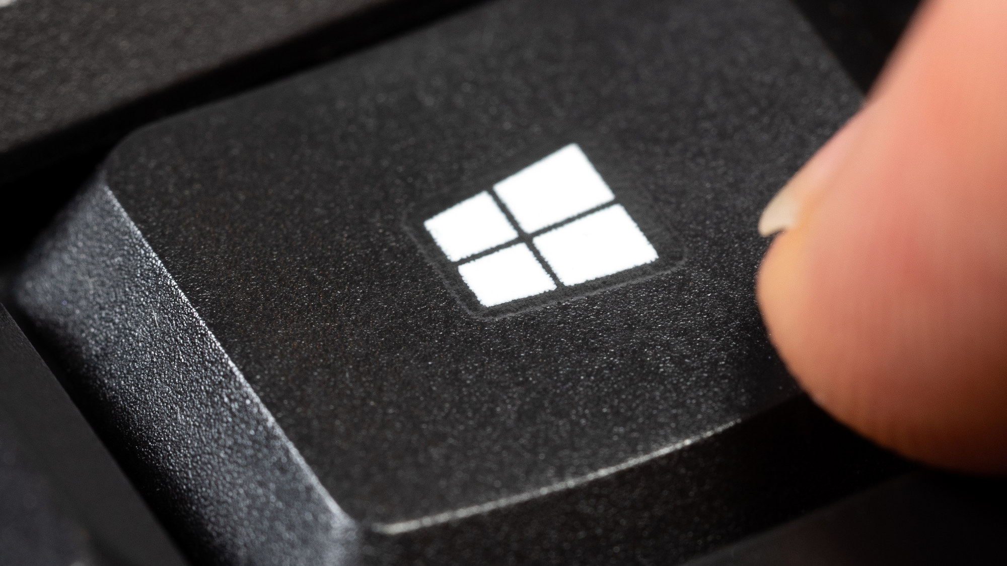 Windows 11, Microsoft hesabı olmadan, yerel hesap, Windows 11 24H2, ISO kurulumu, Shift + F10, komut istemi, net user, net localgroup, kullanıcı oluşturma, yönetici hesabı, kurulum kılavuzu, Microsoft hesabı atlama, Thomas Joos, PC-WELT, Windows 11 ipuçları, Windows 11 püf noktaları, Windows 11 kurulumu

