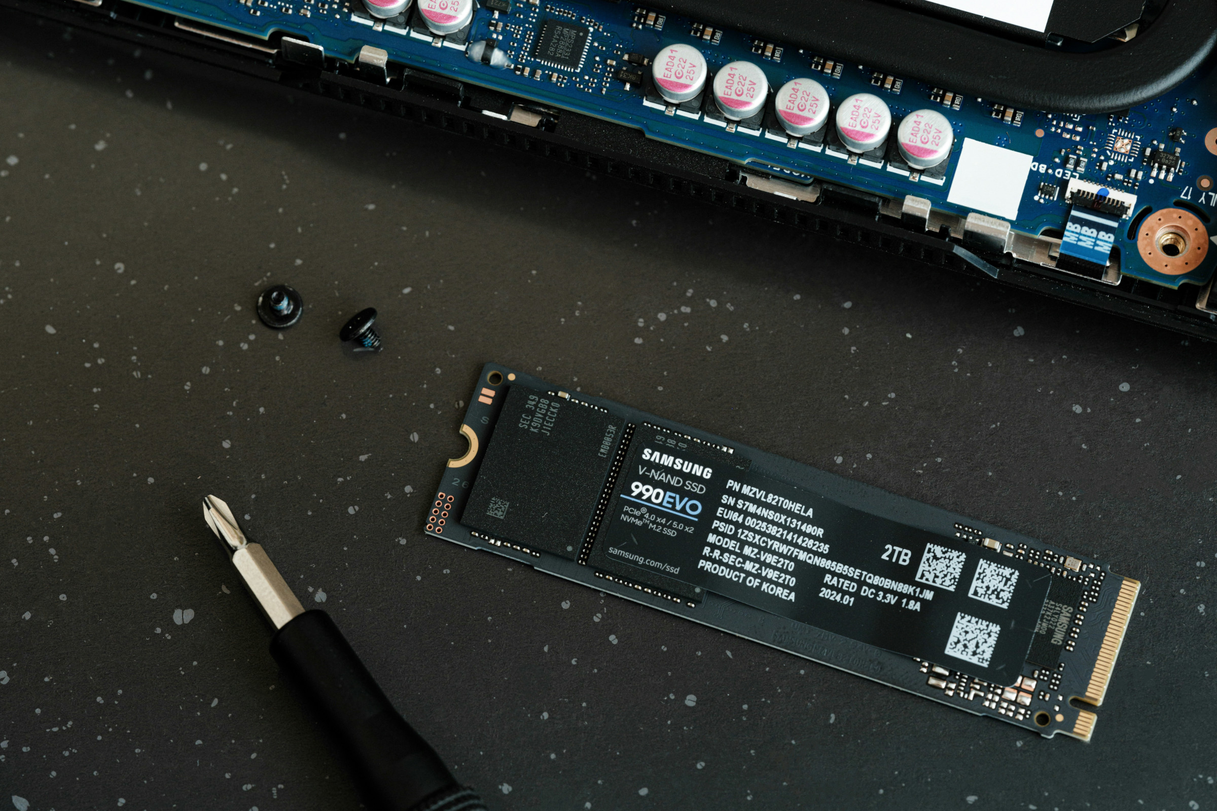 SSD, SSD ömrü, SSD sağlığı, SSD bakımı, SSD sıcaklığı, SSD yazma döngüleri, TBW, SSD performansı, SSD arızası, SSD ipuçları, SSD optimizasyonu, SSD sürücü, PCIe 5.0 SSD, NVMe SSD, QLC SSD, SSD satın alma rehberi, bilgisayar donanımı, depolama cihazları, veri depolama, depolama çözümleri, Jon Martindale
