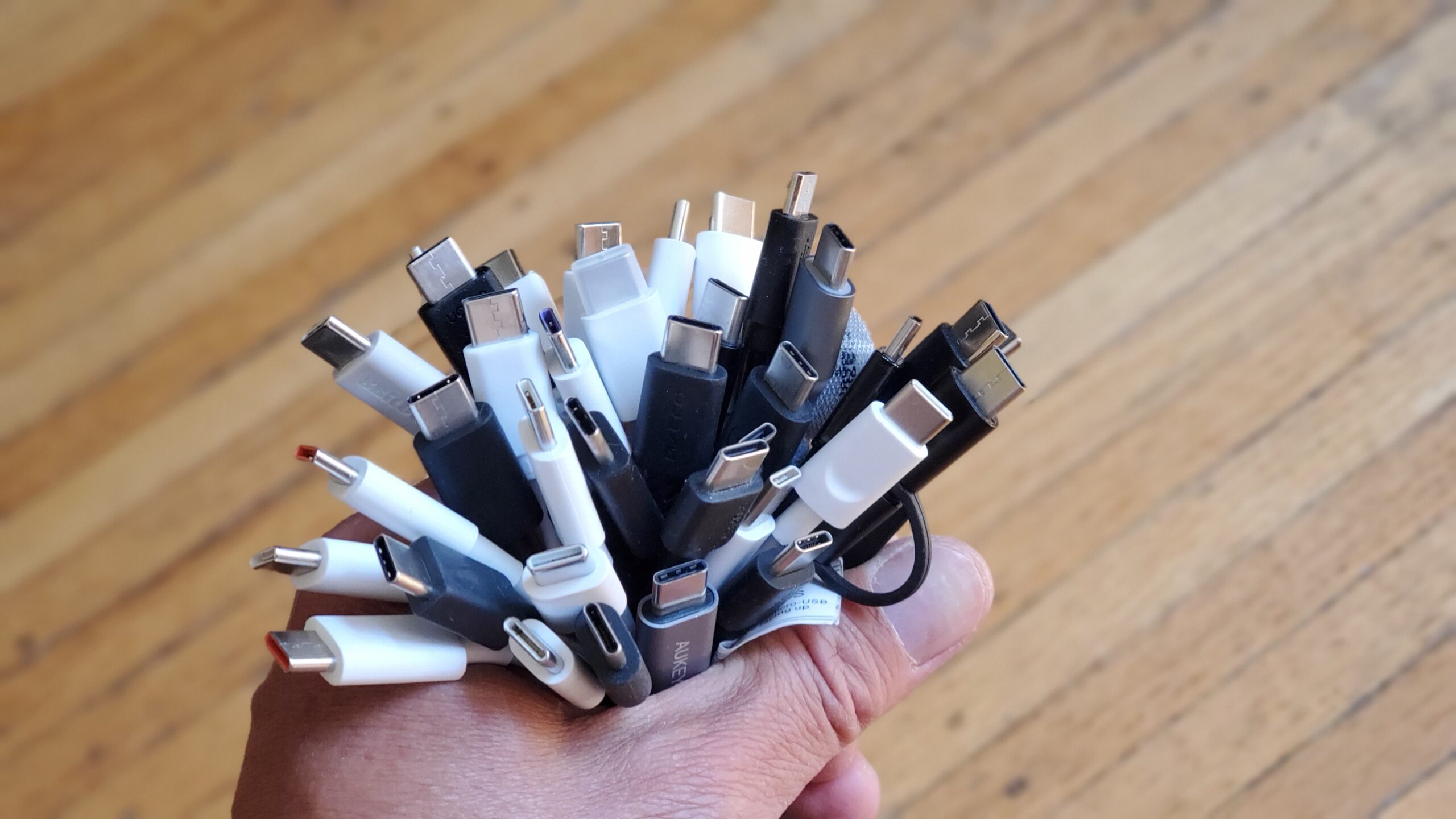 USB-C kablosu, USB-C kablo rehberi, USB-C kablo güvenliği, USB-C kablo önerileri, USB-C kablo markaları, USB-C kablo testleri, USB-C kablo kalitesi, USB-C kablo sorunları, USB-C kablo hasarı, USB-C kablo yangın, USB-C kablo tehlikeleri, USB-C kablo alımı, USB-C kablo tavsiyeleri, USB-C kablo hızı, USB-C kablo şarj, USB-C - USB-A, USB-C - USB-C, Thunderbolt kablosu, USB4 kablosu, manyetik USB-C adaptörü, güvenli USB-C kablosu, hızlı USB-C kablosu, dayanıklı USB-C kablosu, USB-C kablo ağırlığı, eski USB-C kabloları, USB-C standartları, laptop şarj, cihaz şarj, veri aktarımı, kablo karşılaştırması
