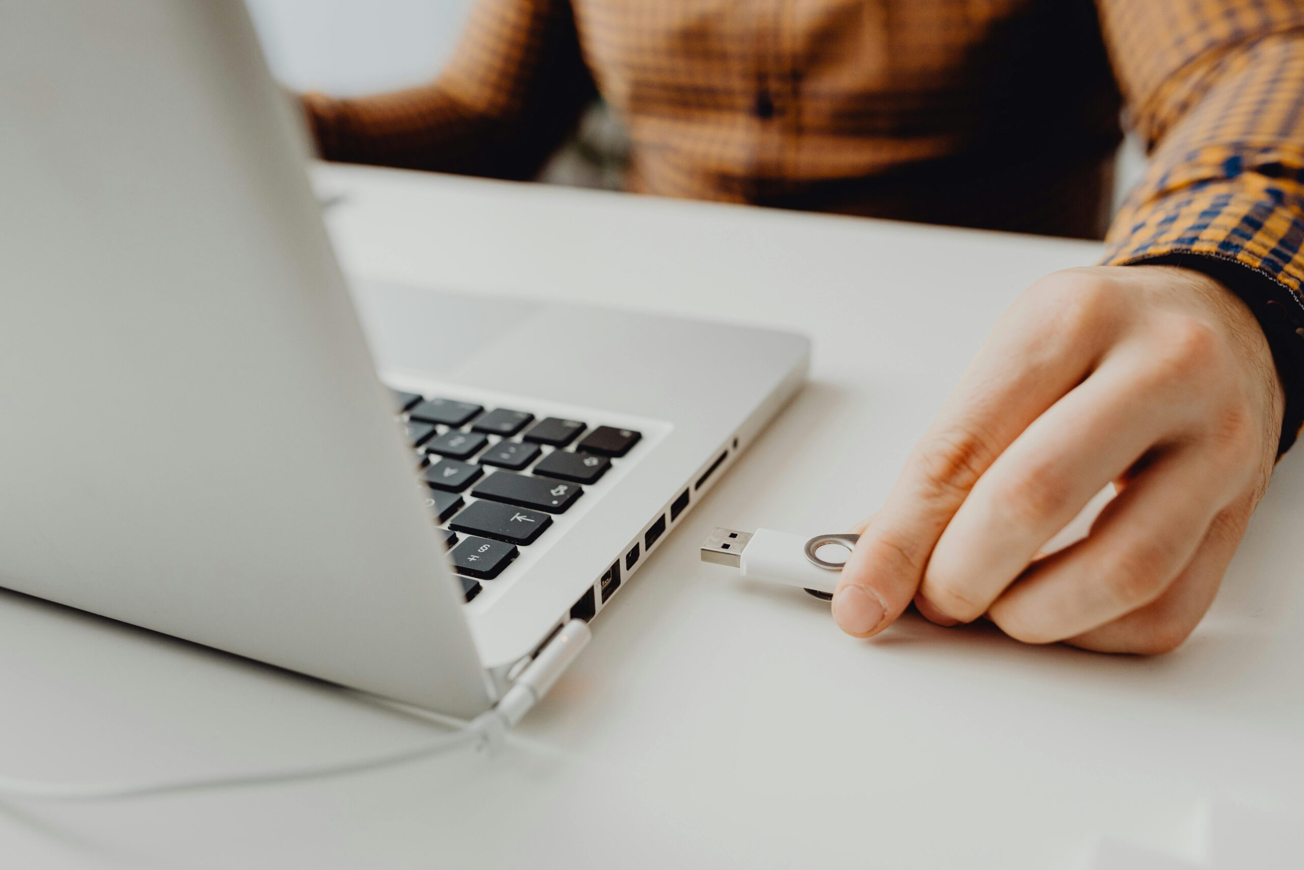 Windows 11, USB güvenlik anahtarı, USB Raptor, Predator, Rohos Logon Key Free, PC güvenliği, fiziksel erişim, hacker koruması, güvenlik uygulaması, veri güvenliği, USB sürücü, güvenlik önlemleri, Dominic Bayley, PCWorld, güvenlik ipuçları, bilgisayar güvenliği, kişisel bilgisayar güvenliği, Windows 11 güvenliği
