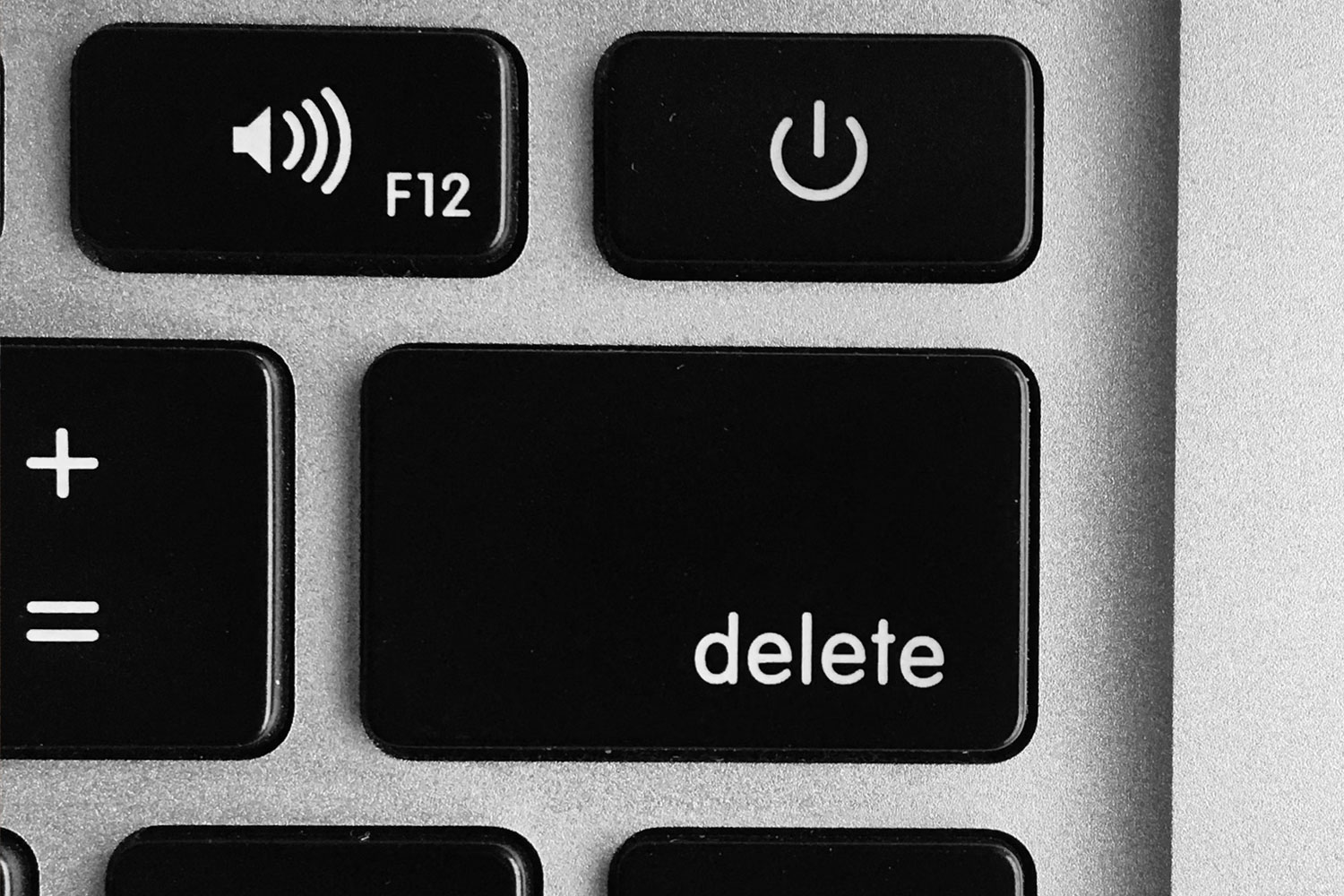 Laptop veri silme, bilgisayar temizleme, kişisel veri koruma, laptop güvenliği, fabrika ayarlarına döndürme, güvenli silme, sabit disk imha etme, SSD imha etme, laptop geri dönüşüm, bilgisayar bağış, veri kurtarma önleme, Windows sıfırlama, Microsoft hesabı kaldırma, iCloud hesabı kaldırma, online hesap güvenliği, cihaz kaldırma, eski laptop, emekli laptop, bilgisayar güvenliği, veri gizliliği, laptop temizleme adımları, bilgisayar satma, bilgisayar bağışı, bilgisayar geri dönüşümü, dijital güvenlik, kişisel bilgiler, şifre güvenliği, PCWorld, Jon Martindale
