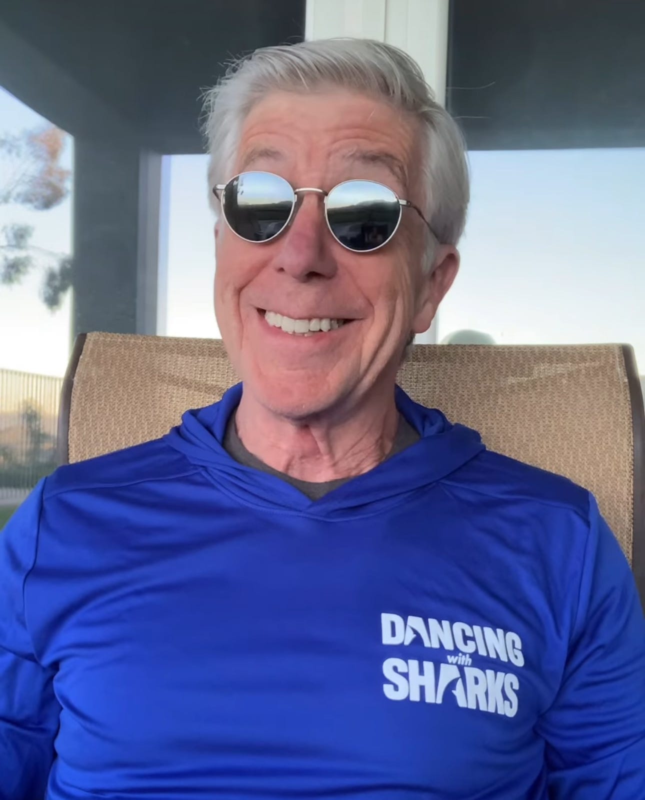 Tom Bergeron, Dancing With Sharks, Shark Week 2025, Dans Yarışması, Köpekbalıkları, Discovery Channel, TV Programı, Sunucu, Tom Bergeron Geri Dönüyor, DWS, Köpekbalığı Haftası, Su Altı Dansı, Denizaltı Koreografisi, Dansçı Köpekbalıkları, Hammerhead Hoedown, Tiger Trot, TV Özel, Warner Bros. Discovery, Ünlü Sunucu, Emmy Ödüllü, Komedi, Eğlence
