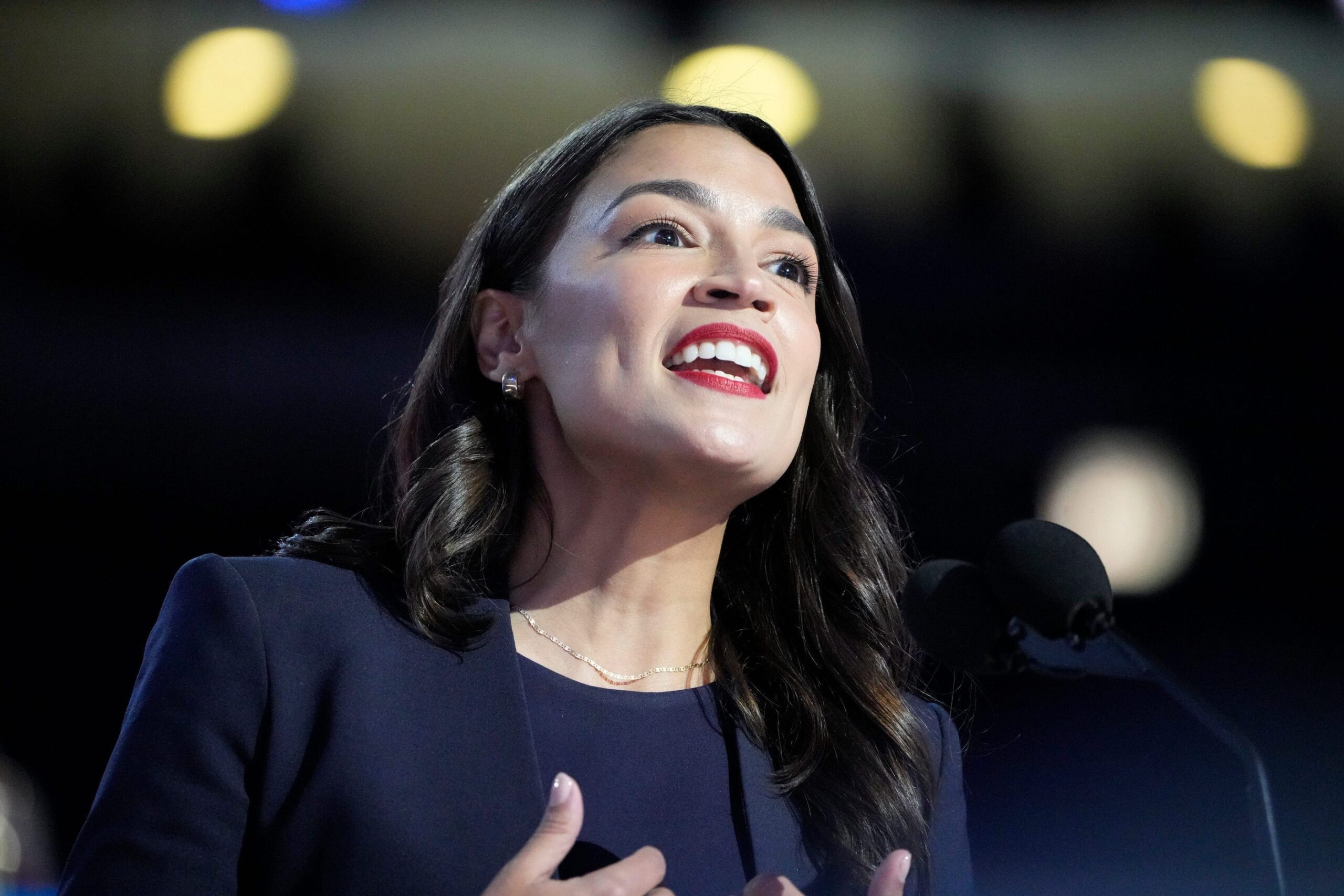 Meta anahtar kelimeler oluşturmak için, öncelikle makalenin konusunu ve anahtar terimlerini belirlemeliyiz. Makale, Alexandria Ocasio-Cortez ve Cumhuriyetçiler arasında Medicaid konusunda yaşanan gergin bir tartışmayı ele alıyor ve özellikle hamilelik kaybı (düşük) yaşayan kişilerin Medicaid kapsamı sorununu vurguluyor.

İşte Türkçe meta anahtar kelimeler:

Alexandria Ocasio-Cortez, Medicaid, ABD Temsilciler Meclisi, Sağlık Hizmetleri, Düşük, Hamilelik Kaybı, Randy Weber, Buddy Carter, Cumhuriyetçiler, Tartışma, Sağlık Reformu, Temsilciler Meclisi Enerji ve Ticaret Komitesi, Trump Yönetimi, Bütçe Kesintisi, Postpartum Kapsam, Sağlık Sigortası, ABD Siyaseti, Siyasi Tartışma, Sosyal Haklar
