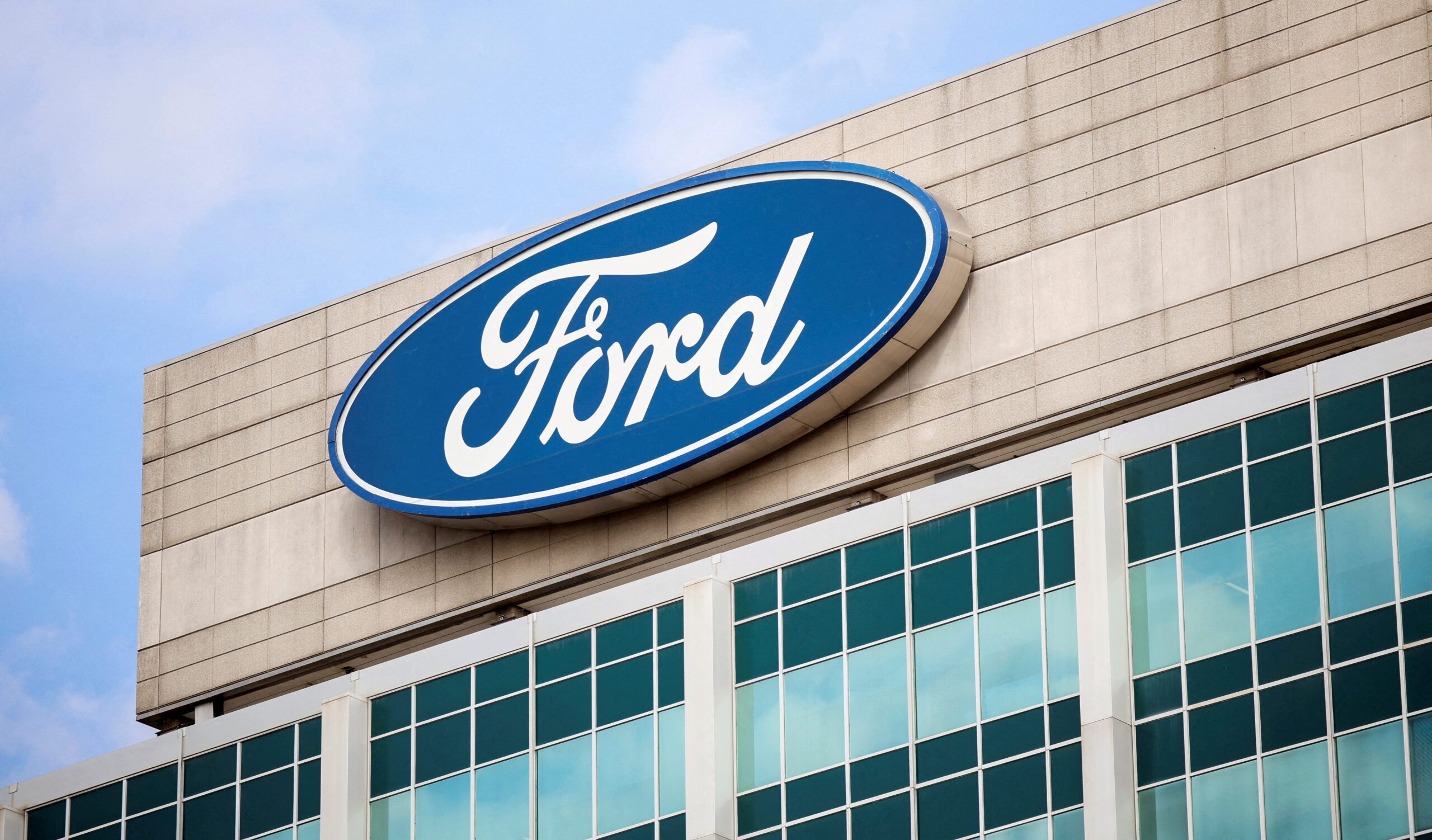 Ford, otomotiv, işten çıkarma, bağlantılı araç yazılımı, Kyle Crockett, baş muhasebe sorumlusu, Jim Farley, elektrikli yazılım mimarisi, maliyet düşürme, verimlilik, Sherry House, Mark Kosman, Dearborn, Michigan, otomotiv endüstrisi, Nissan, tarifeler, ithalat, Donald Trump, ilk çeyrek kazançları, Ford ve Lincoln Dijital Deneyimi, Doug Field, elektrikli araçlar, tasarım, finans, muhasebe, SEC, finansal raporlama, Carrier Global Corp., General Motors, süreç dönüşümü, global standartlaştırma, Jamie L. LaReau
