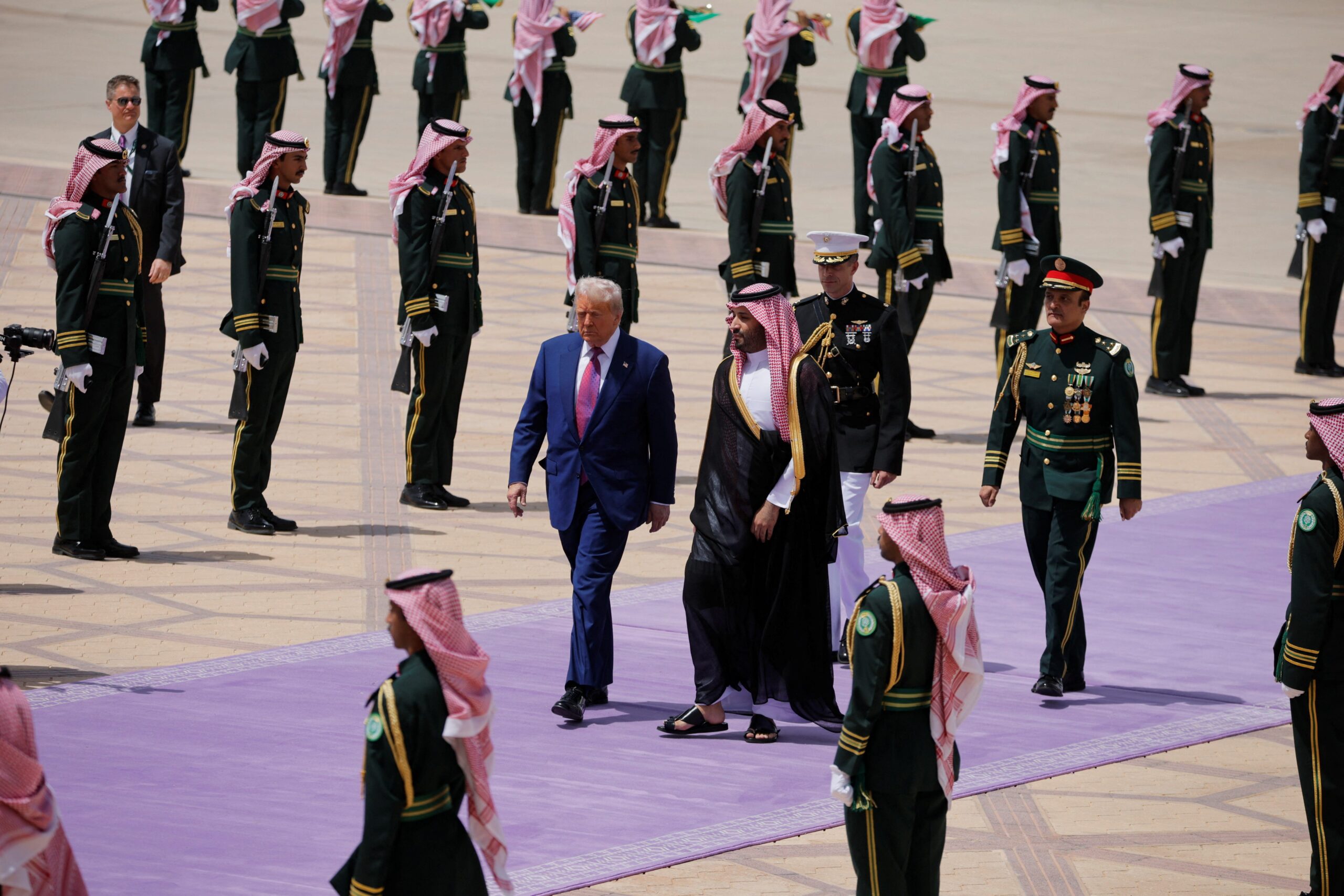 Donald Trump, Orta Doğu, Suudi Arabistan, Katar, Birleşik Arap Emirlikleri, Ekonomi, Yatırım, Jeopolitik, Ticaret, Kültürel Değişim, Silah Anlaşması, Abraham Anlaşmaları, Ahmed al-Sharaa, Suriye, İsrail, Boeing 747, Tesla Cybertruck, Karoline Leavitt, Mohammed bin Salman, Dış Politika, ABD, Haberler
